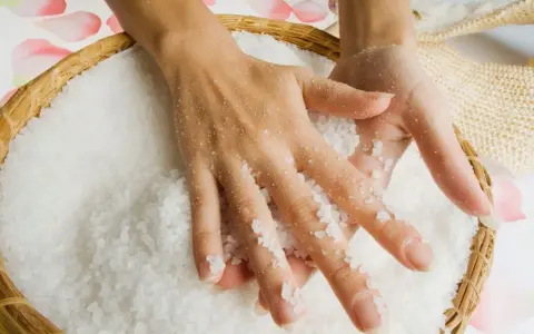 Mani immerse in sali di epsom, un trattamento rilassante ma attenzione alle controindicazioni.