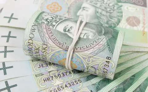 Zwijane banknoty 100 zł, symbolizujące ile procent dochodu na alimenty.