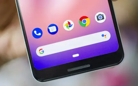 Ekran telefonu z ikonami: Telefon, Wiadomości (gdzie jest archiwum SMS w telefonie Android), Zdjęcia, Chrome, Aparat. Pasek wyszukiwania Google.