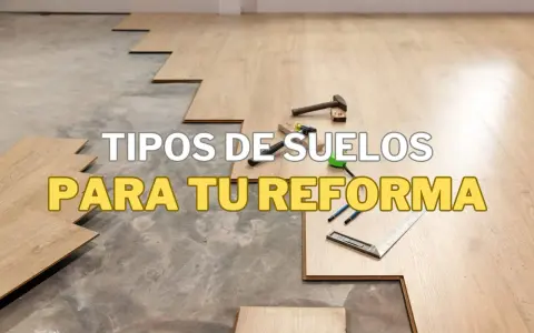 Instalación de suelo laminado, mostrando herramientas y piezas. Considera sus suelo laminado ventajas e inconvenientes para tu reforma.