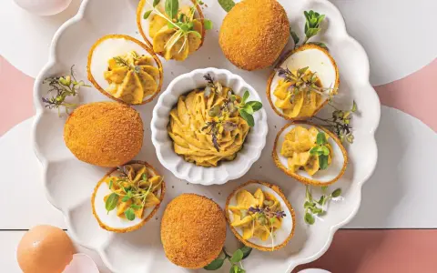 Uova ripiene dorate e croccanti, perfette per scoprire cosa fare a Pasqua. Un'idea sfiziosa e colorata per il tuo menu pasquale.