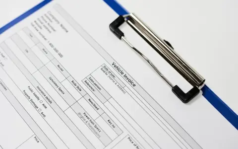 Dokument "Vehicle Invoice" z polami do wypełnienia. Czy to jest to, co masz na myśli, pytając "cmr co to"?