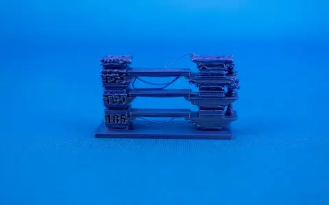 Test wydruku 3D z PLA, pokazujący różne poziomy temperatury. Widać niedoskonałości wynikające z nieodpowiedniej pla temperatura.