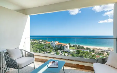Balkon mit Meerblick in Portugal. Hier finden Sie außergewöhnliche Unterkünfte mit entspannter Atmosphäre und atemberaubender Aussicht.