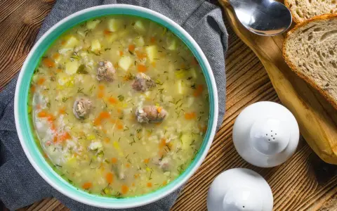 A miseczka parującego krupniku, pachnącego jak zupa krupnik przepis babci. Ziemniaki, marchewka i mięso w aromatycznym bulionie.