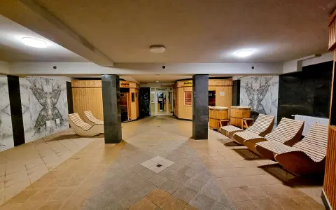 Relaks w saunach nad morzem: drewniane leżaki, beczki i tradycyjne sauny czekają na gości.