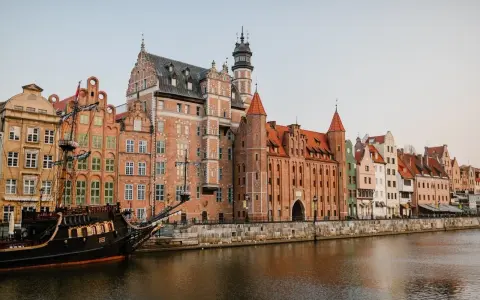 Widok na zabytkowe kamienice i statek piracki w Gdańsku.