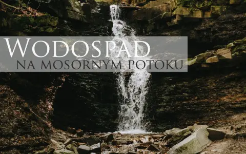 Wodospad na Mosornym Potoku, kaskada wody spływająca po skalistym zboczu w otoczeniu zieleni.