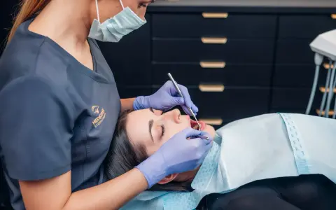 Boli i puchnie? Opuchlizna zęba: ulga w domu i wizyta u dentysty