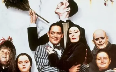 Rodzina Addamsów: Gdzie obejrzeć pełny film? Ekscentryczna komedia