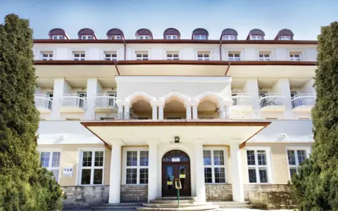 Sanatorium Jadwiga w Lądku Zdroju, z charakterystycznymi arkadami i balkonami, zaprasza na wypoczynek.
