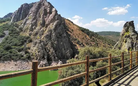 Impresionante paisaje de un parque protegido con imponentes rocas, vegetación frondosa y un río de aguas verdes.
