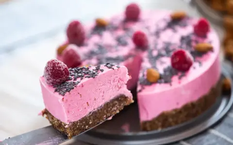 Rosa tårta med hallon och mandlar, perfekt för ett glasståg med barn.