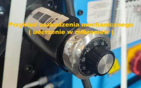 Widoczny przykład uszkodzenia mechanicznego maszyny – wgniecenia i zarysowania na obudowie mikrometru, świadczące o uderzeniu.