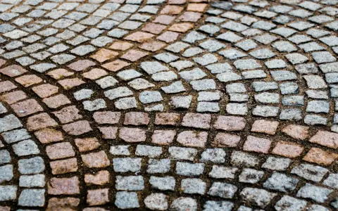 Czym pomalować kostkę brukową, aby uzyskać trwały efekt kolorystyczny?