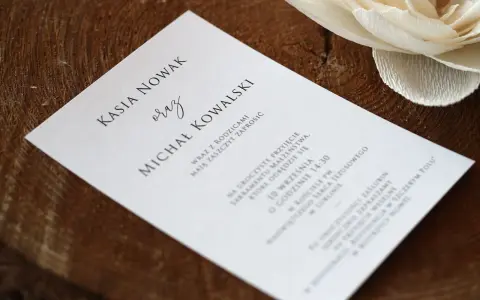 Kiedy dać zaproszenie na ślub w pracy, aby nie popełnić błędu?