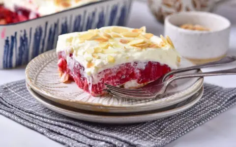 Malinowa chmurka bez pieczenia na herbatnikach, z puszystą bitą śmietaną i płatkami migdałów. Pyszny deser gotowy w mgnieniu oka!
