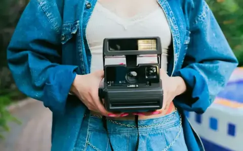 Jak wybrać aparat natychmiastowy? Instax vs Polaroid i koszty