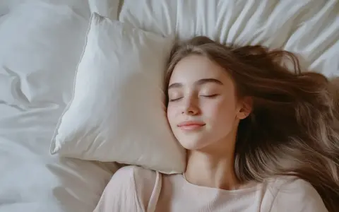 Spokojny sen dziewczyny na poduszce, symbolizujący **regulowanie emocji** i odpoczynek.