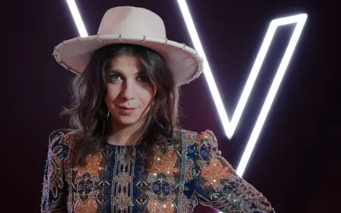 Kto wygrał The Voice of Poland? Ta artystka w kapeluszu i zdobionej sukni z pewnością zachwyciła!