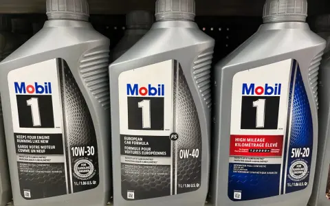 Tres botellas de aceite Mobil 1 con diferentes viscosidades: 10W-30, 0W-40 y 5W-20.