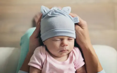 Czapka czy opaska dla niemowlaka? Kiedy co wybrać? Poradnik