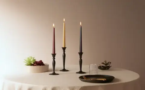 Trzy świece w czarnych świecznikach: ciemnoróżowa, beżowa i granatowa. Różowa świeca znaczenie: symbolizuje miłość, spokój i harmonię.