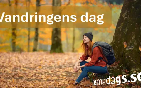 En kvinna med ryggsäck vilar vid ett träd under vandringens dag. Höstlöv täcker marken.