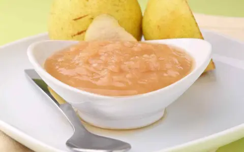 Compote de pommes maison, prête pour la conservation. Un délice fruité à déguster toute l'année.