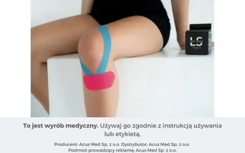 Kolano z niebieskimi i różowymi tejpy. Pomoc w regeneracji po wysiłku.