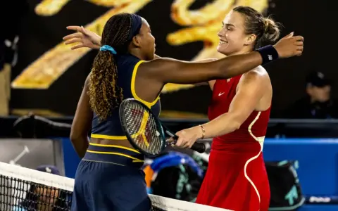 Coco Gauff y Sabalenka se abrazan en la cancha tras un emocionante partido.