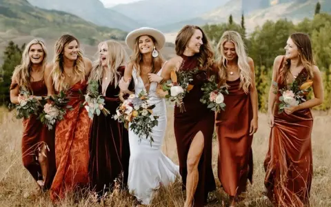 Las damas de honor lucen vestidos en tonos tierra, creando una armonía de colores vibrantes.