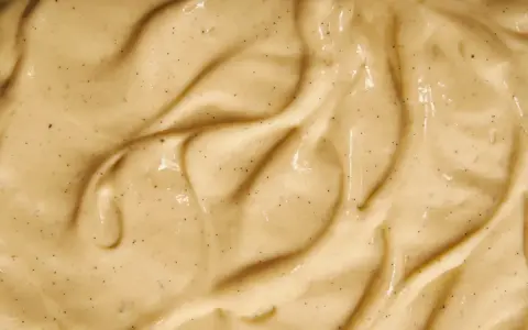 Texture onctueuse de crème pâtissière, parsemée de points de vanille, prête à être utilisée avec de la gélatine pour des desserts parfaits.