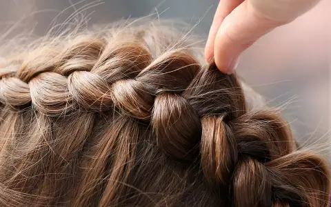 Flechtfrisuren für mittellanges Haar: Einfache Styles für jeden Anlass