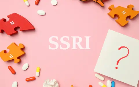 Pigułki, puzzle z literami i znak zapytania. Co to SSRI?