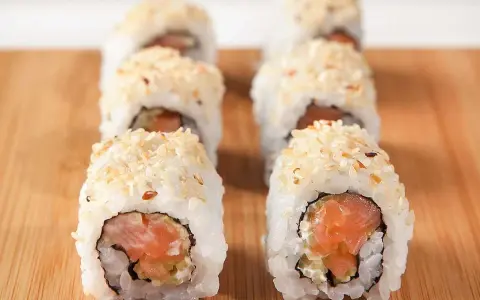 Sushirullar med lax och sesamfrön, perfekt för ett sushiris recept.