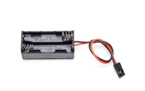 Schwarzer Halter für vier AAA-Batterien, bereit für die akku reihenschaltung. Mit roten und schwarzen Kabeln sowie einem Stecker.