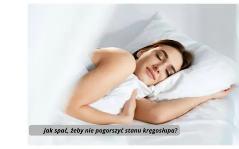 Kobieta śpi na boku, przytulając poduszkę. Dowiedz się, jak spać, by nie pogorszyć stanu kręgosłupa.