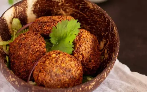 Deliciosos falafel caseros, perfectos para tu próxima receta. Servidos en un cuenco rústico con hojas verdes.