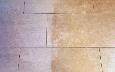 Carrelage clair, d'un côté propre et de l'autre légèrement taché, démontrant la facilité d'entretien de ce carrelage pas salissant.