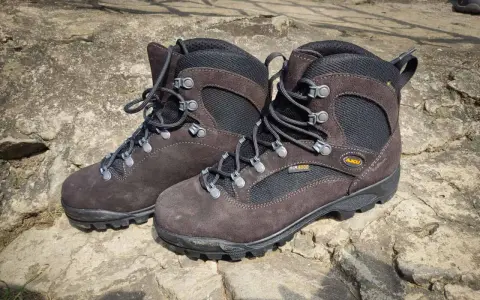 Brązowe buty trekkingowe Aku Camana Fitzroy, gotowe na górskie wyzwania.
