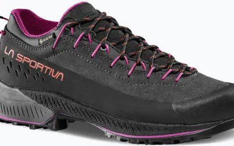 Czarny but trekkingowy La Sportiva TX4 Evo z fioletowymi akcentami i sznurówkami. Idealny na górskie wyprawy.