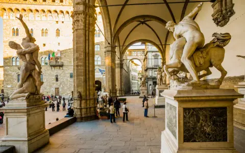 Statue di Firenze: il Perseo di Cellini e il Ratto delle Sabine, tra le cose particolari da vedere.
