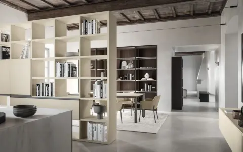 Ingresso con tavolo da pranzo, libreria moderna e arredi eleganti.
