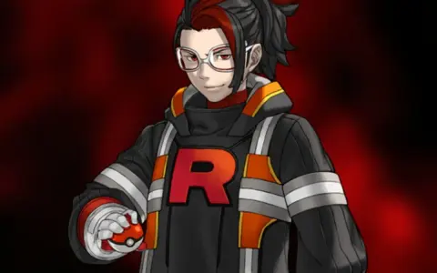 Líder Arlo de Pokémon GO, con su icónica chaqueta del Team Rocket y una Poké Ball en mano, listo para la batalla.