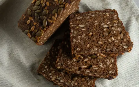 Dunkles Vollkornbrot mit vielen Kernen und Samen. Ein ideales Brot zum Abnehmen, das gut sättigt und viele Nährstoffe liefert.