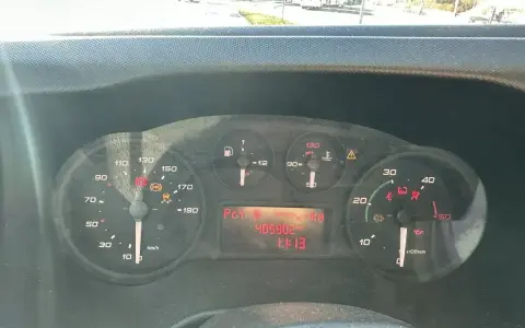 Deska rozdzielcza Iveco z licznikiem kilometrów 405902 km. Wskaźniki pokazują niską prędkość i temperaturę.