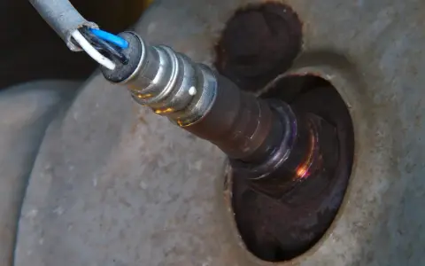 Sonda lambda w samochodzie, kluczowy element układu wydechowego. Zazwyczaj są dwie, ale to zależy od silnika.