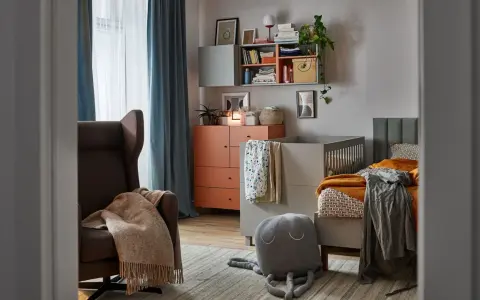 Jak przygotować stylowy kącik dla dzieci który nie psuje estetyki sali? Wygodny fotel, łóżeczko i półki tworzą przytulne miejsce.