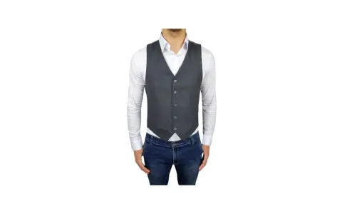 Uomo con camicia bianca, jeans e il panciotto francese grigio, un look elegante ma casual.